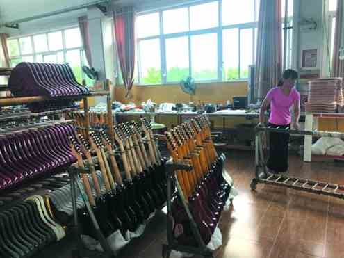 昌乐县鄌郚镇一家乐器企业的生产车间里工人正在组装吉他